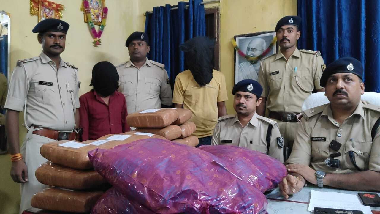 52.435 किलो गांजा के साथ दो तस्कर गिरफ्तार