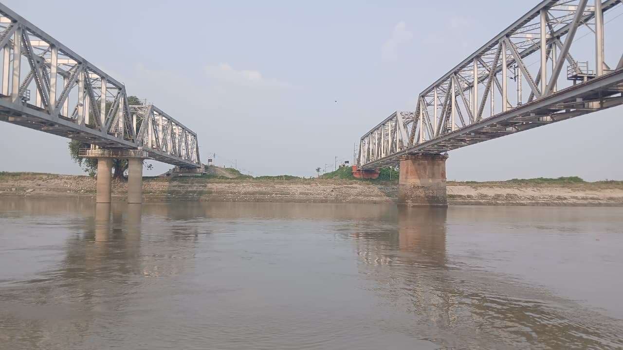 कोसी रेल ब्रिज से युवक ने लगाया नदी में छलांग, तैराक ने बचायी जान