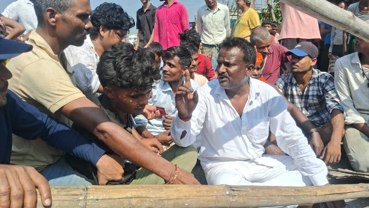 बिजली आपूर्ति बाधित रहने पर ग्रामीणों ने किया रोड जाम