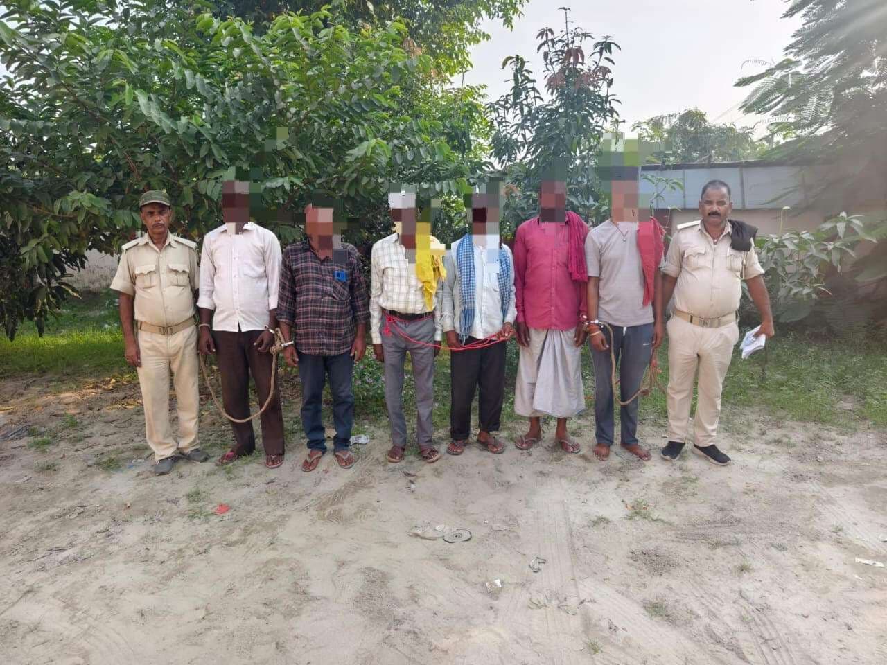 10 लीटर शराब के साथ दो व सात शराबी गिरफ्तार