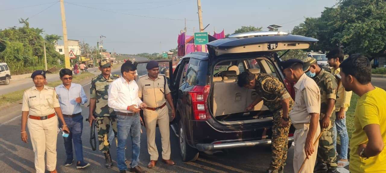 नरपतगंज पुलिस ने की वाहनों की जांच