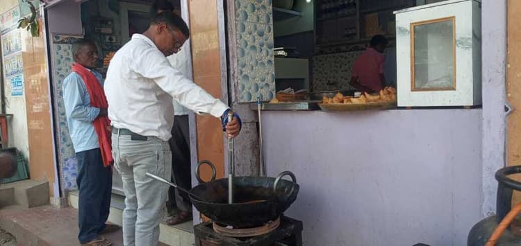 खाद्य सुरक्षा पदाधिकारी ने की मिठाई दुकानों की जांच