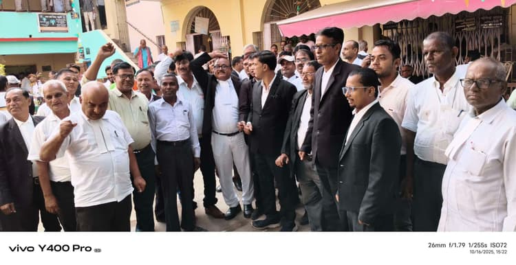 Madhubani News : अधिवक्ताओं ने सीजेआइ पर हुए हमले का किया विरोध