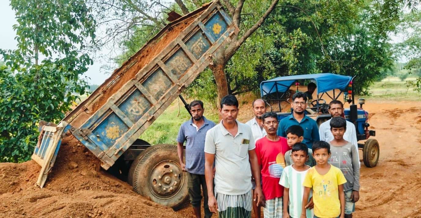 Giridih News: ग्रामीणों ने श्रमदान कर दुरुस्त की कच्ची सड़क