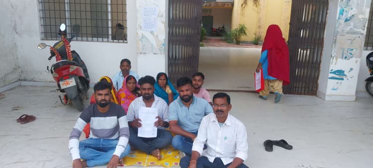 Giridih News: भूदान में मिली जमीन पर कब्जा का आरोप, धरना शुरू
