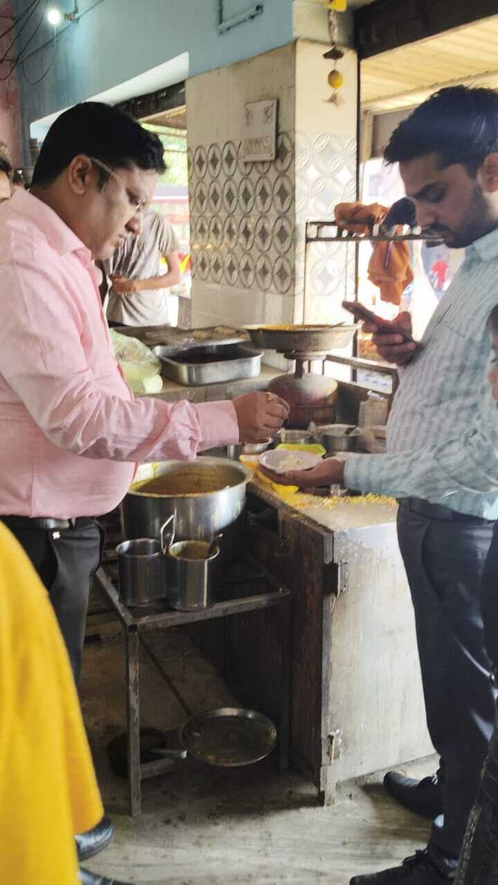 Giridih News: कई दुकानों की मिठाई में मिले हानिकारक रंग, तो कही रसगुल्ले में मिली मक्खी