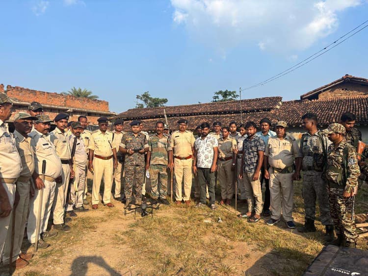 Giridih News :ड्रोन से ढूंढ़कर ध्वस्त की गयीं शराब की भट्ठियां, 210 लीटर देशी शराब जब्त