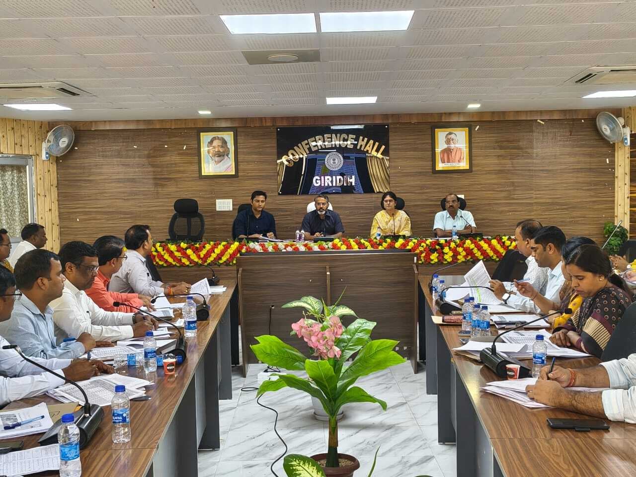 Giridih News: डीसी ने की विकास योजनाओं की समीक्षा की