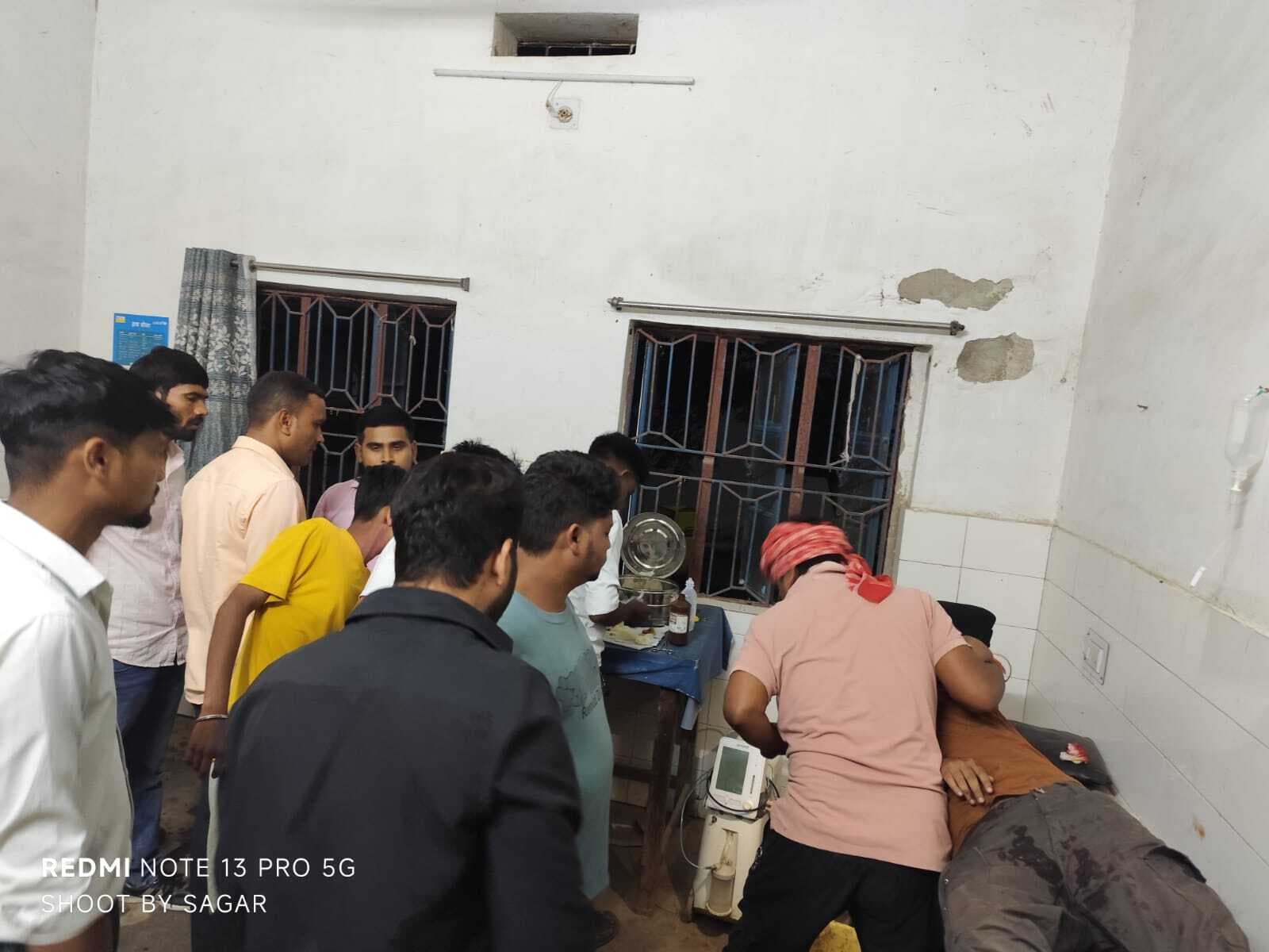 Giridih News :सड़क हादसे में युवक गंभीर, समय पर एंबुलेंस नहीं मिलने से नाराजगी