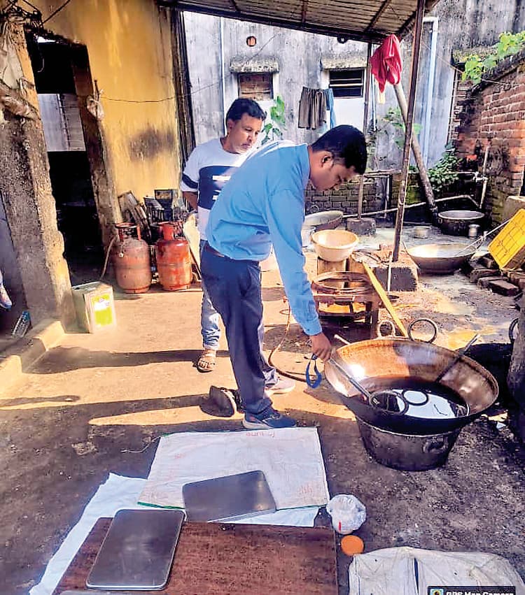 Chaibasa News : बिना लेबल के मसाले पाये जाने पर माहेश्वरी स्टोर व श्रीघर गृहस्थी को नोटिस