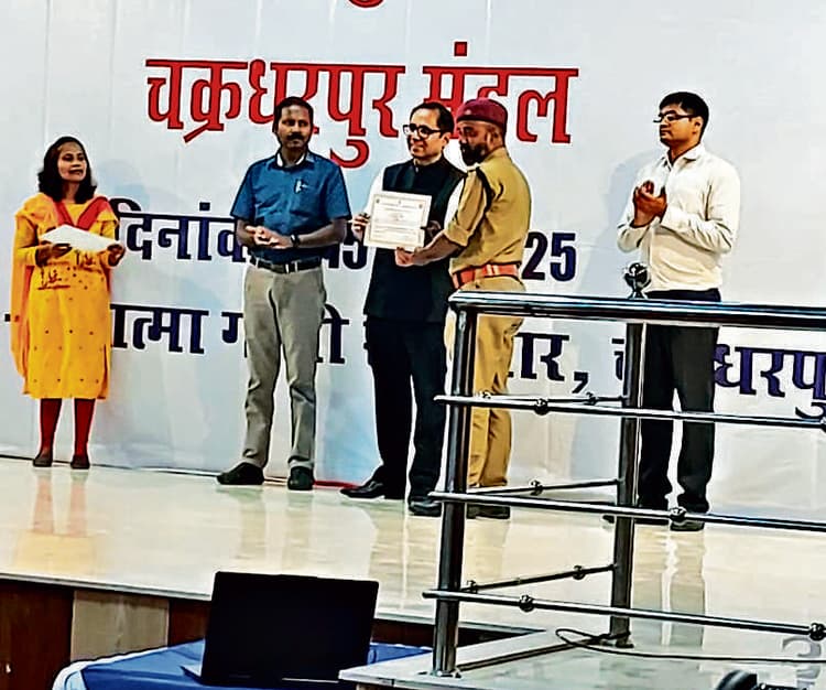 Chaibasa News : कई जिंदगी बचाने वाले अनिमेष को मिला रेल सेवा पुरस्कार