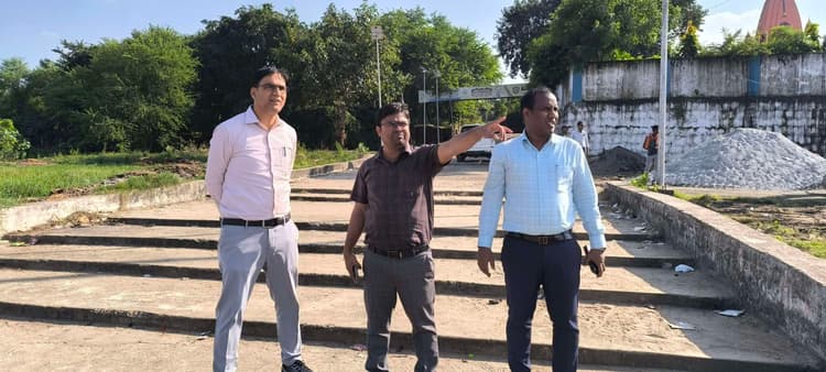 Giridih News :नगर प्रशासक ने की छठ घाटों का निरीक्षण, सफाई कार्य में गति लाने का निर्देश