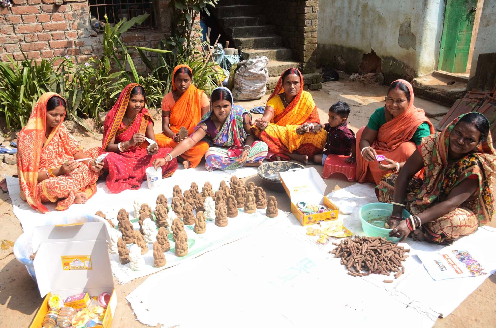 Dhanbad News: गोबर से लक्ष्मी-गणेश की मूर्ति बना रही शबरी बस्ती की महिलाएं