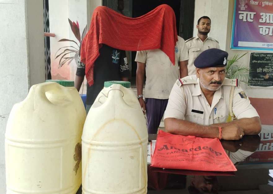 30 लीटर शराब के साथ दो तस्कर गिरफ्तार