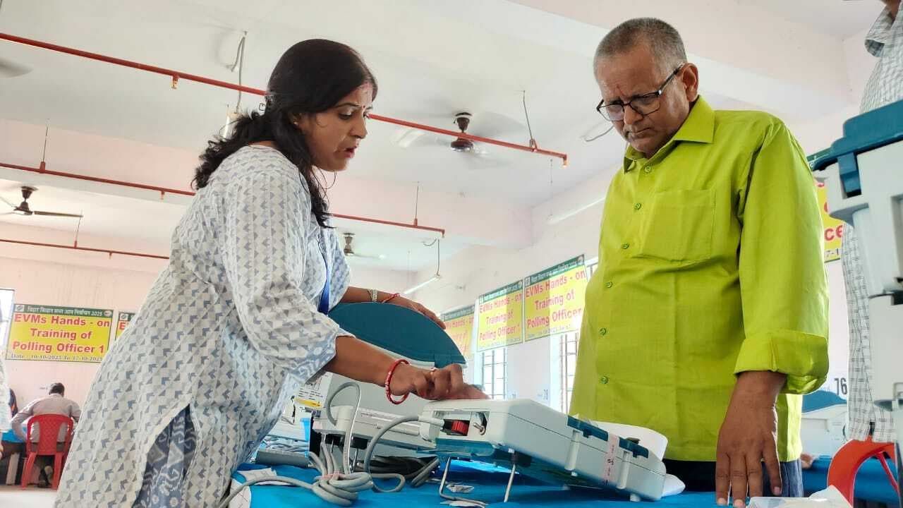 थावे में मतदान पदाधिकारियों की मॉकड्रिल का हुआ समापन, दी गयी तकनीकी जानकारी