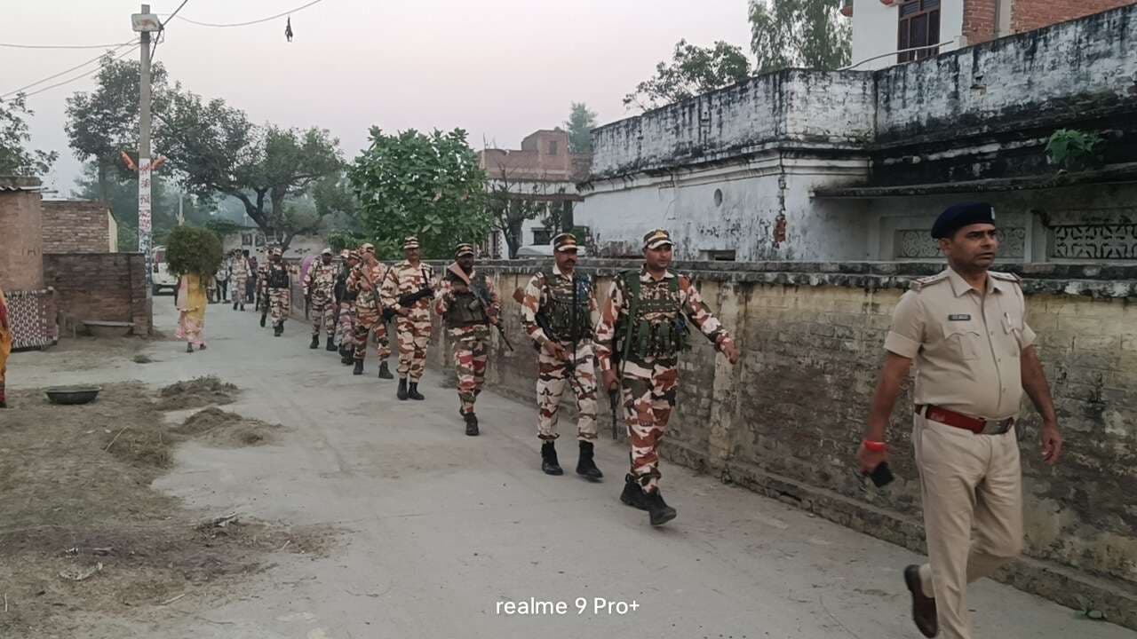 थावे में सीआरपीएफ जवानों ने फ्लैग मार्च कर मतदान के लिए किया जागरूक