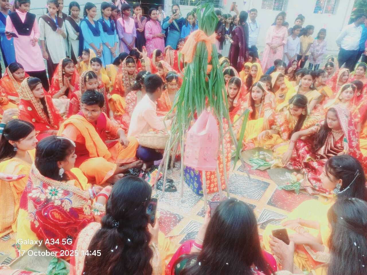 कुचायकोट में छात्रों ने निकाली मतदाता जागरूकता रैली और छठ की झांकी