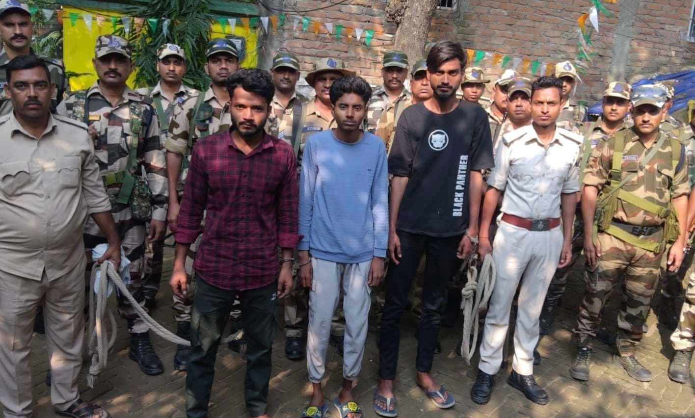 अवैध हथियार के साथ बंगाल पुलिस के हवलदार की हत्या में वांछित सहित तीन अपराधी धराये