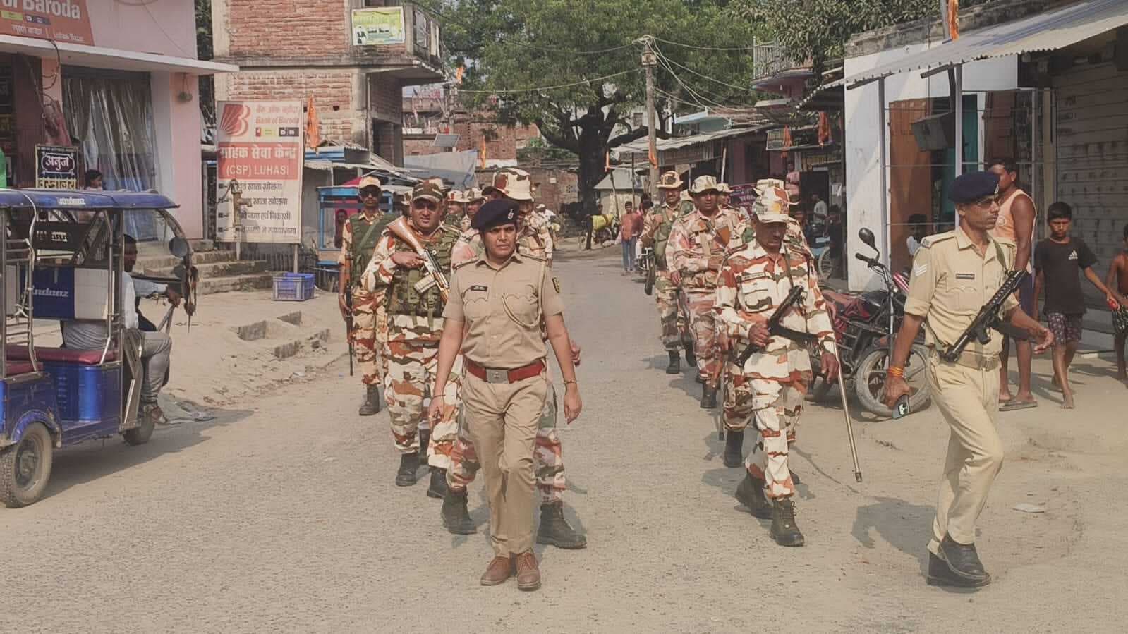 पुलिस और अर्धसैनिक बल ने किया फ्लैग मार्च