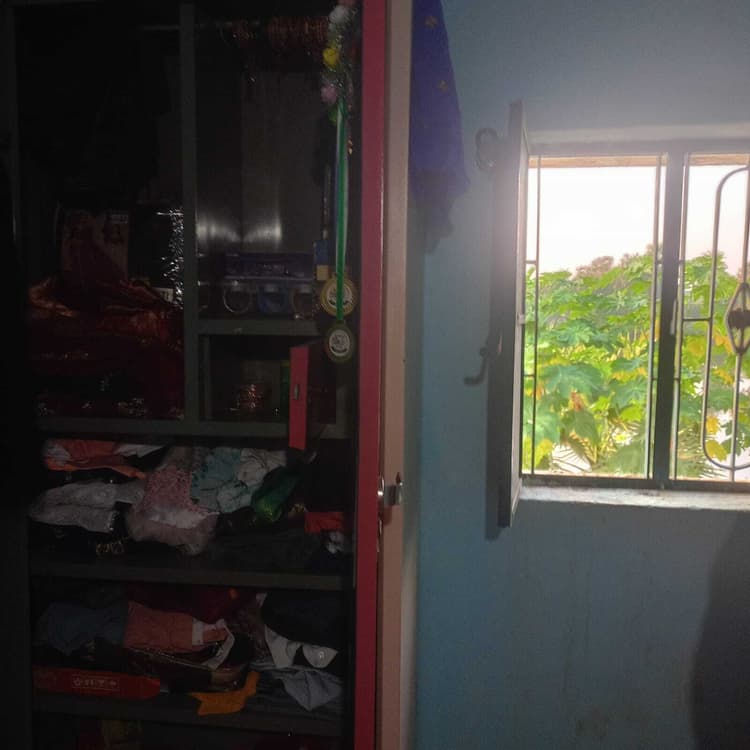 पागलबाबा आश्रम के समीप घर की खिड़की तोड़कर घुसे चोर, लाखों की चोरी