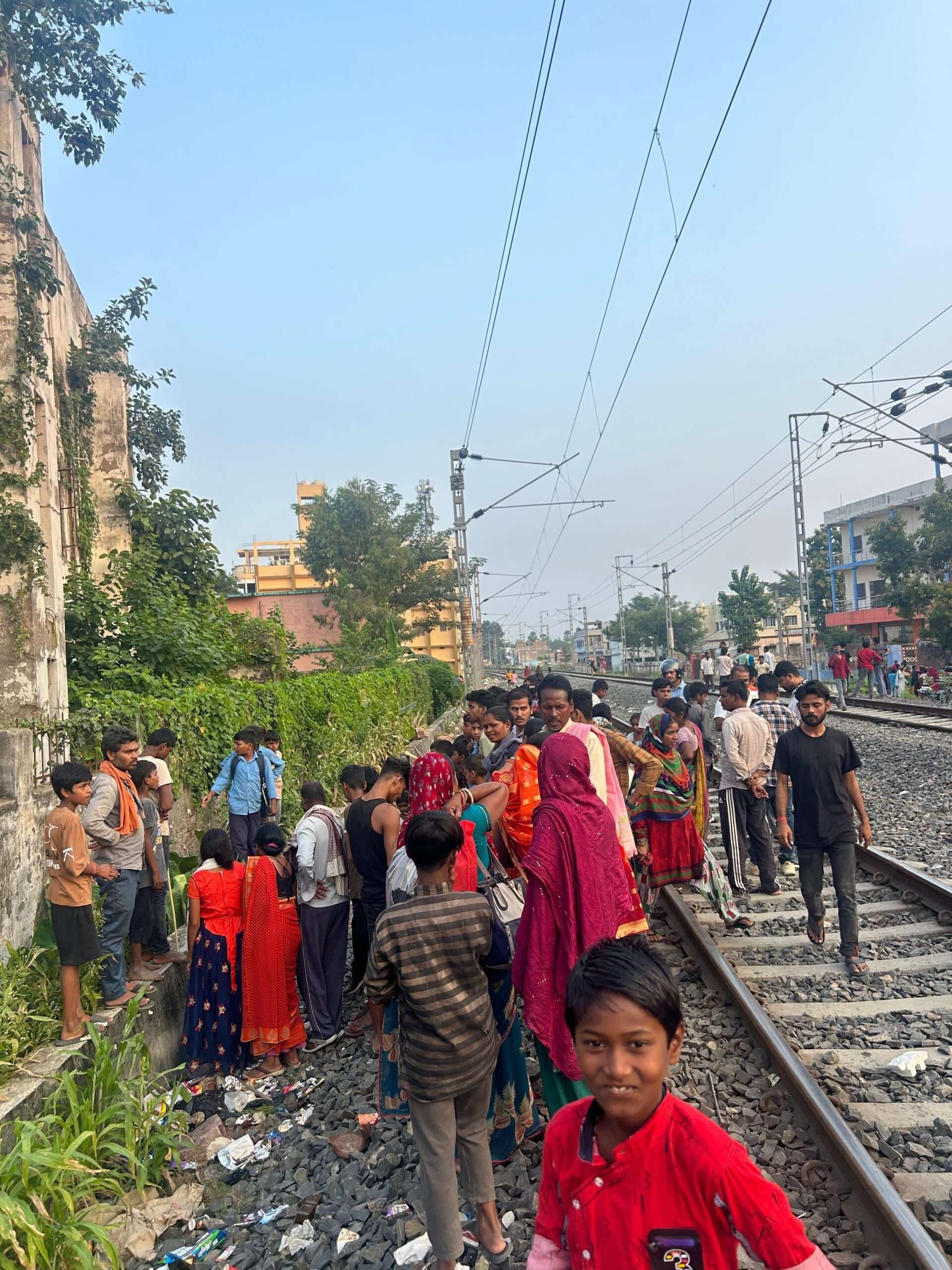 Motihari: प्रसव के बाद नवजात को रेल पटरी पर फेंका, मौत