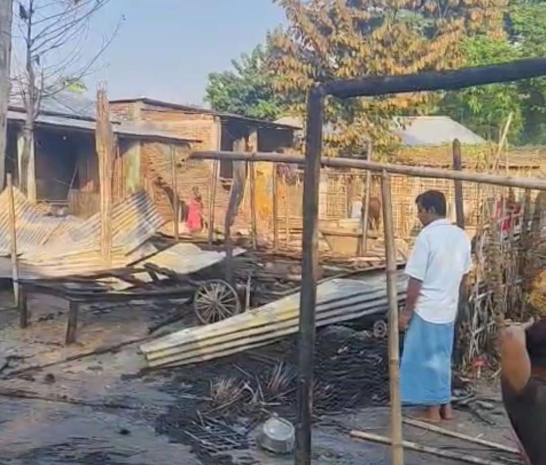 आग से एक दर्जन घर जले, लाखों की क्षति