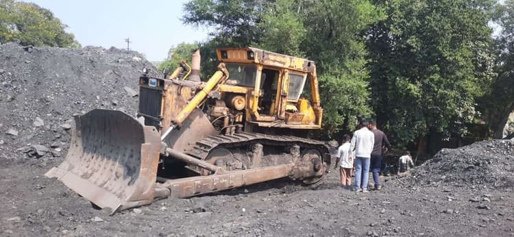 Dhanbad News : कोल डंप में खड़े डोजर से 120 लीटर डीजल की लूट