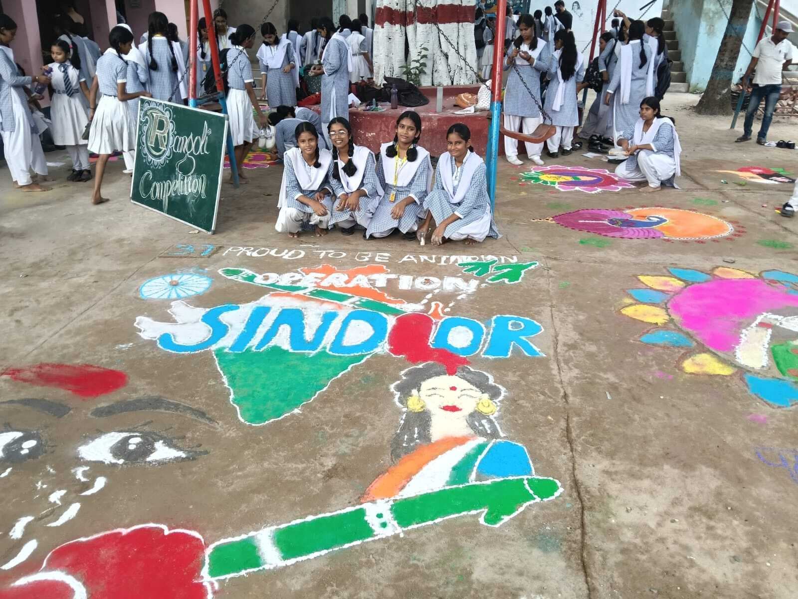 रंगोली के जरिये बच्चियों ने दिखायी प्रतिभा