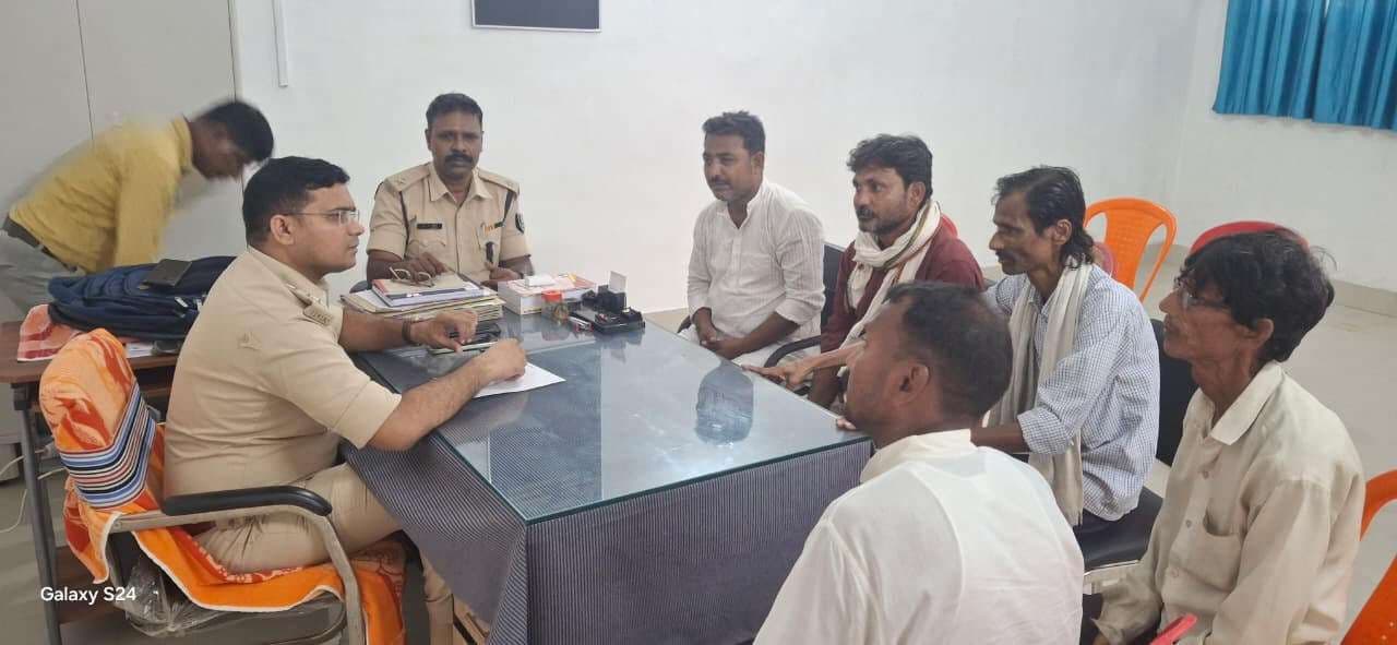 सड़क पर यातायात नियमों का करें पालन