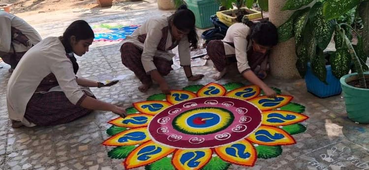 Giridih News :बीएनएस डीएवी में पूजा थाली सजाओं व रंगोली प्रतियोगिता