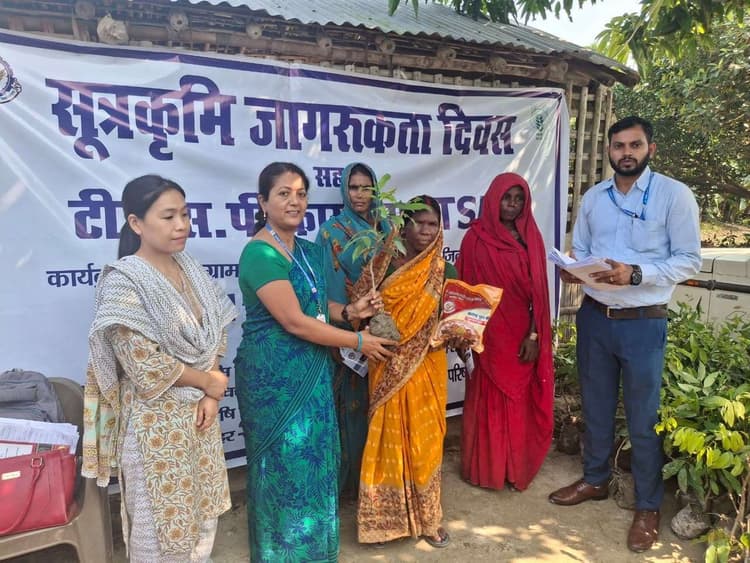 Madhubani News : पंचमनिया गांव में लीची पौधा व मक्के के बीज का किया वितरण