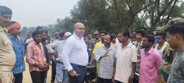 निर्माणाधीन एनएच फोरलेन बायपास पर अंडरपास पुल निर्माण को लेकर आदिवासी ग्रामीणों का विरोध