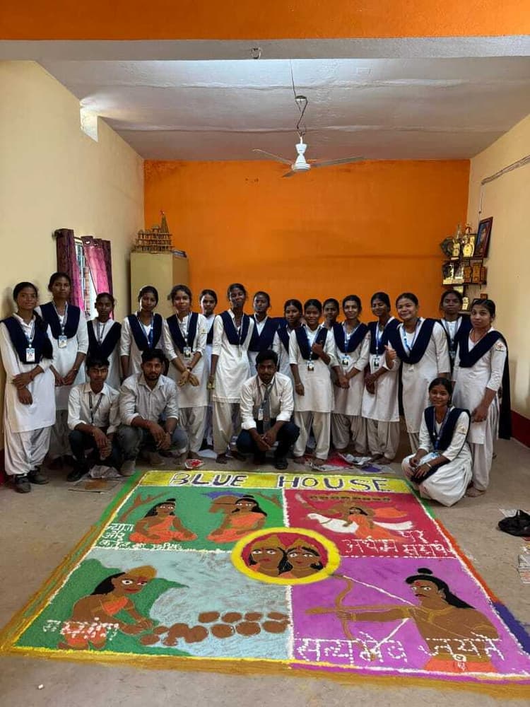 इंटर कॉलेज में रंगोली बनाओ प्रतियोगिता