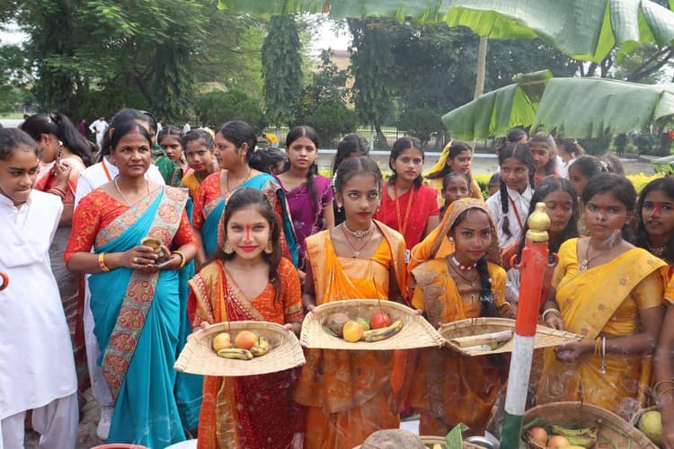 Samastipur News:छात्राओं ने प्रस्तुत की छठ की मनमोहक झांकी