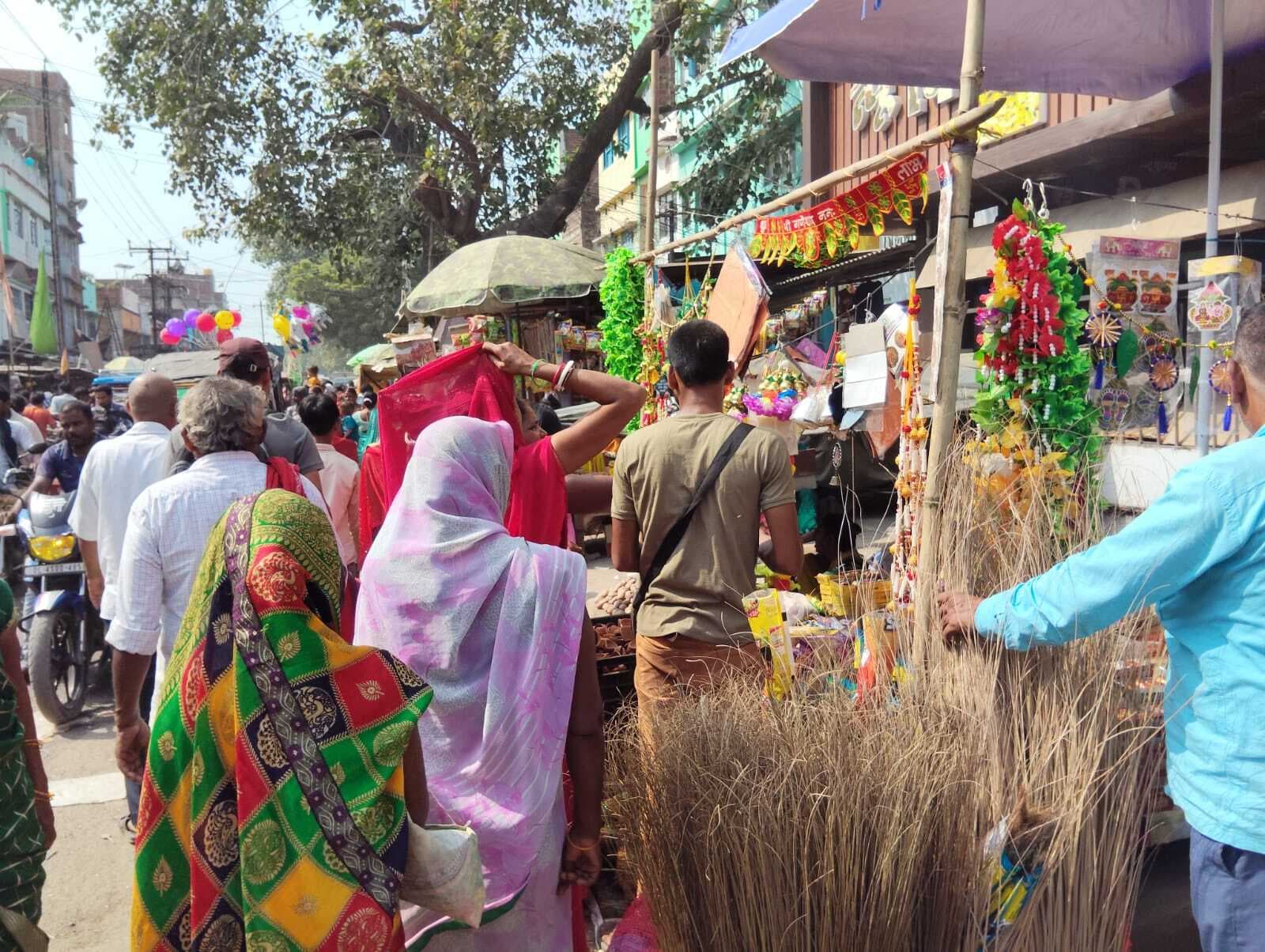 झाड़ू व मिट्टी के दीये की रही सबसे अधिक मांग, देर शाम तक गुलजार रहा बाजार