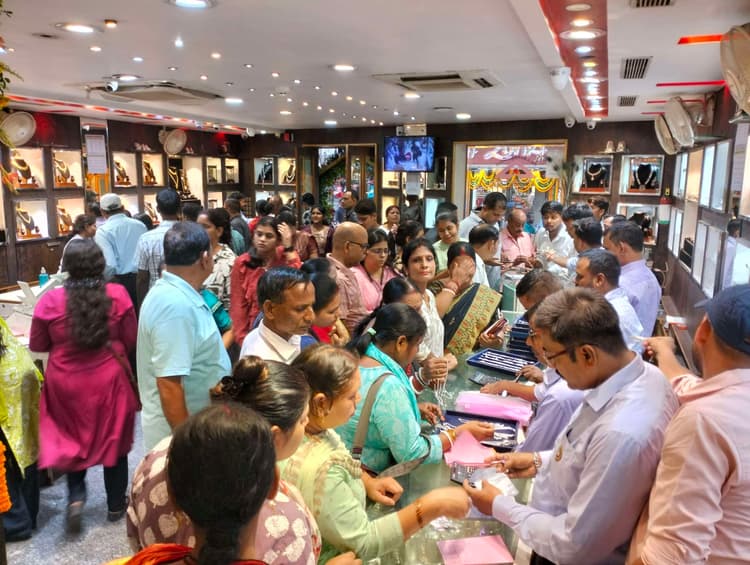 धनतेरस पर पूर्णिया में जमकर हुई धनवर्षा, बाजारों में दो सौ करोड़ पार हुआ कारोबार