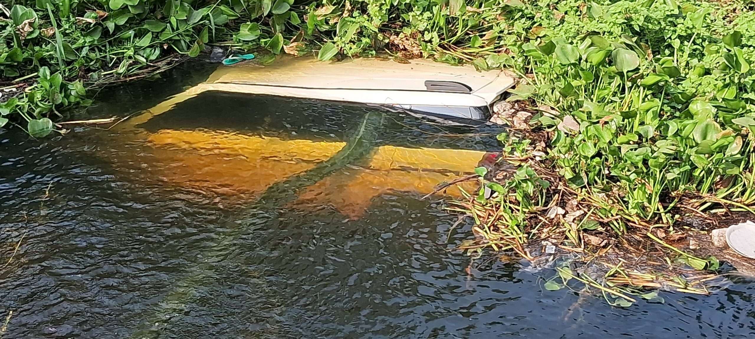 अनियंत्रित कार नहर में पलटी, पति, पत्नी व पुत्री की मौत