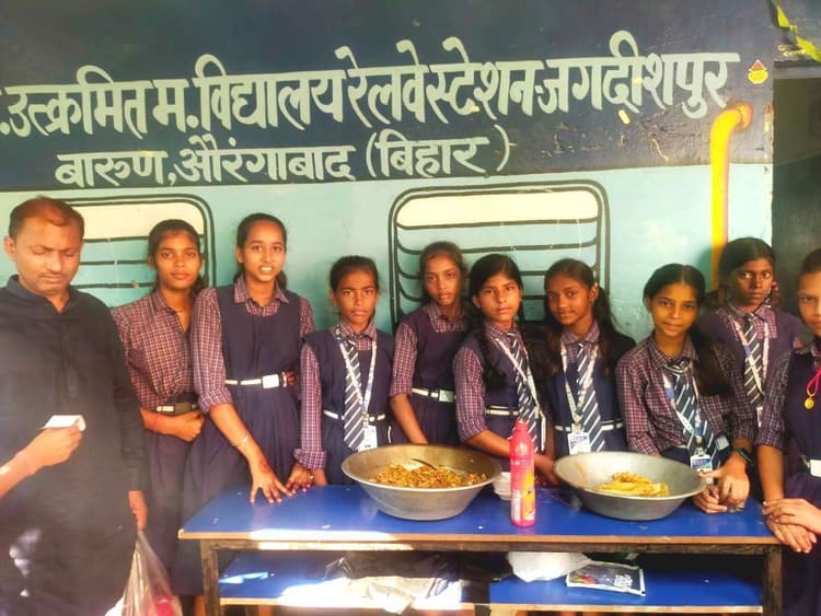 बच्चों की निर्मित खाद्य सामग्रियों की लगायी गयी प्रदर्शनी