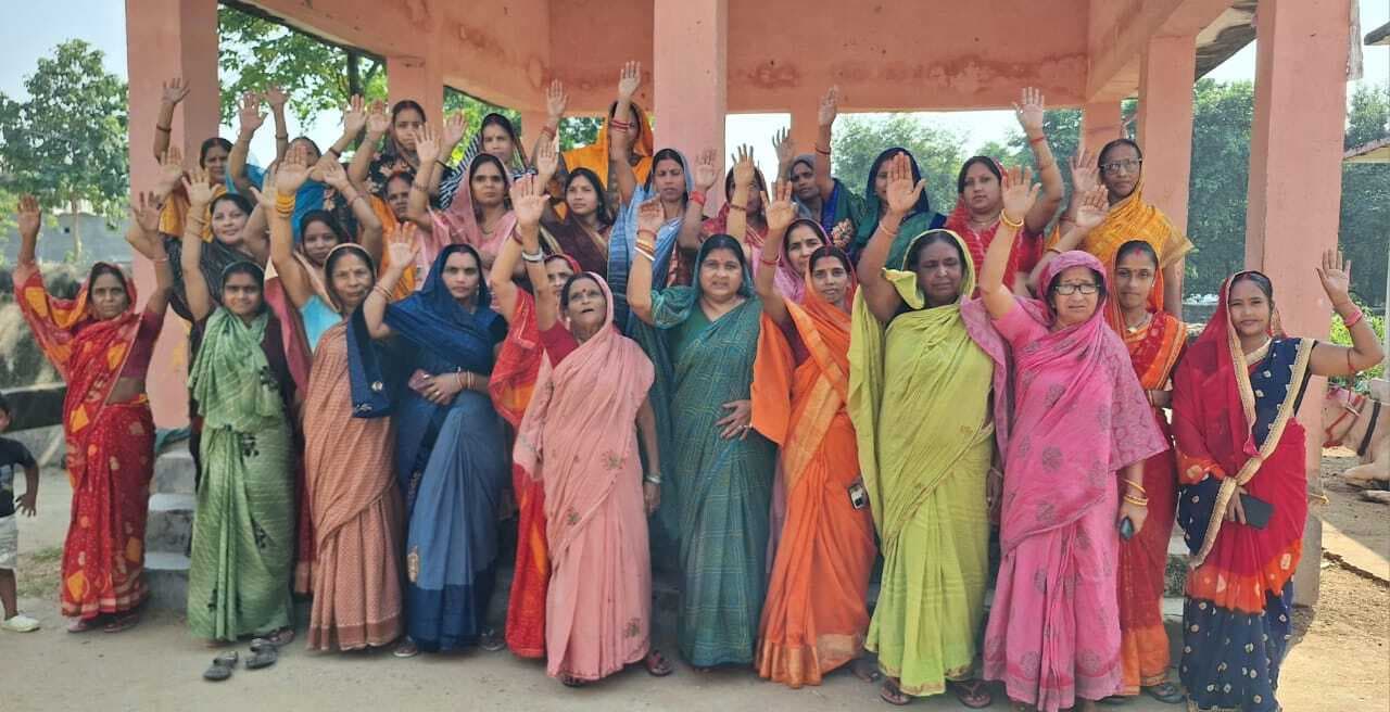 महिलाओं ने जीविका कर्मियों के खिलाफ किया प्रदर्शन, योजना राशि से वंचित रहने पर जताया आक्रोश