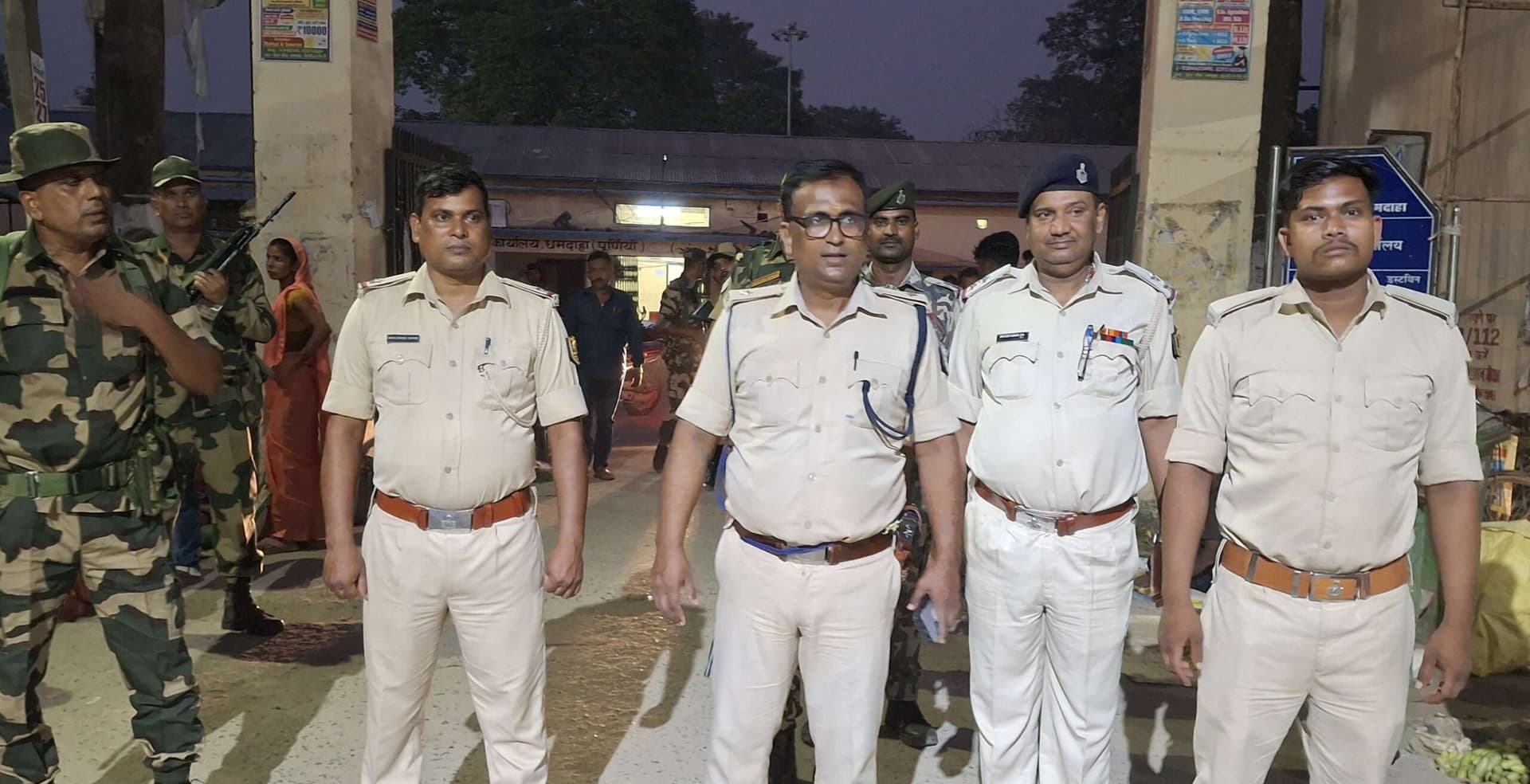 धमदाहा में चुनाव को लेकर बीएसएफ का फ्लैग मार्च