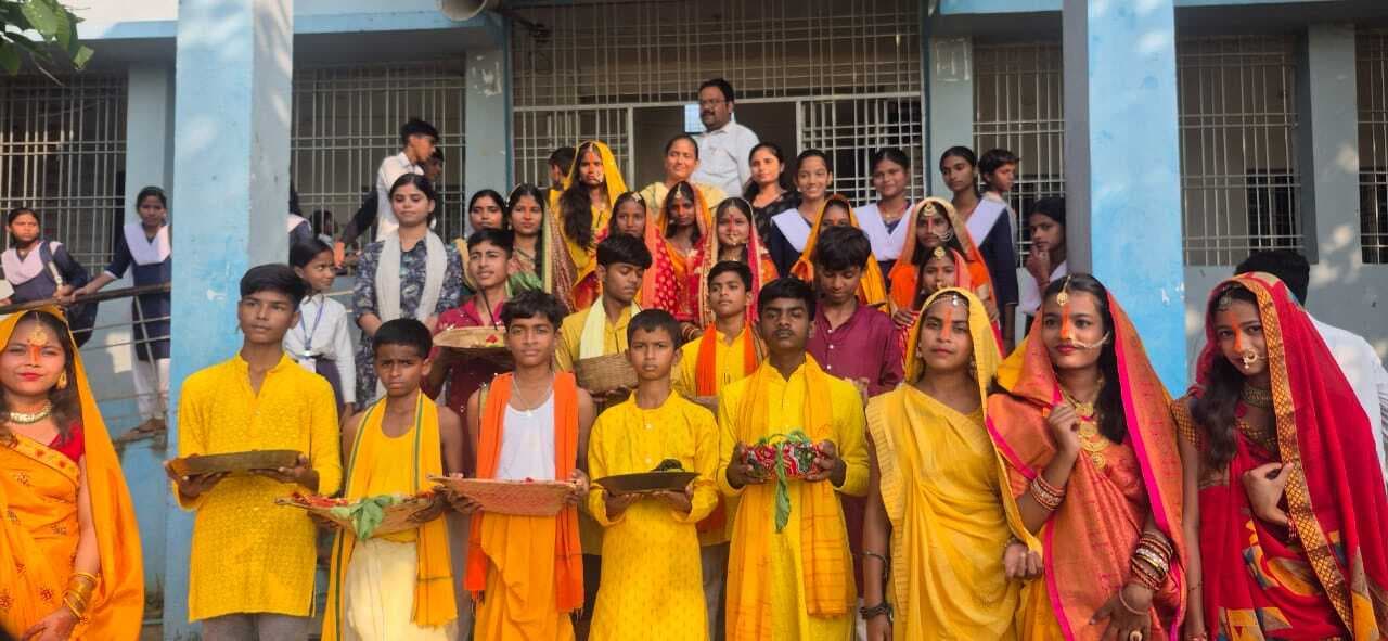 गुगुलडीह हाई स्कूल में बच्चों ने प्रस्तुत की छठ पर्व की झांकी