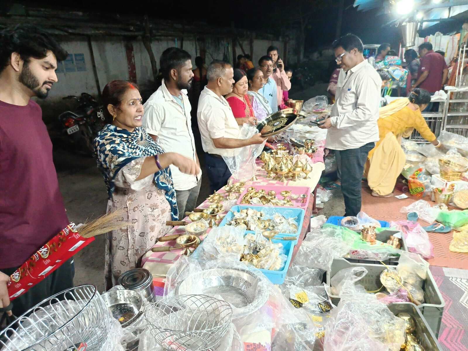 धनतेरस पर लोगों ने खूब की खरीदारी