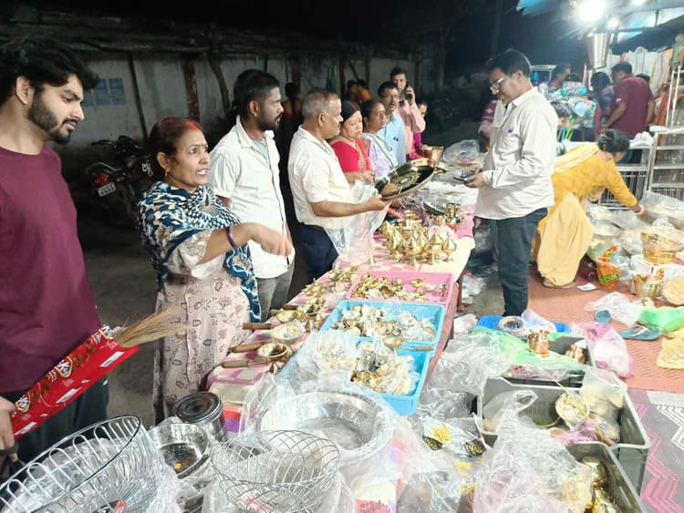धनतेरस पर लोगों ने खूब की खरीदारी