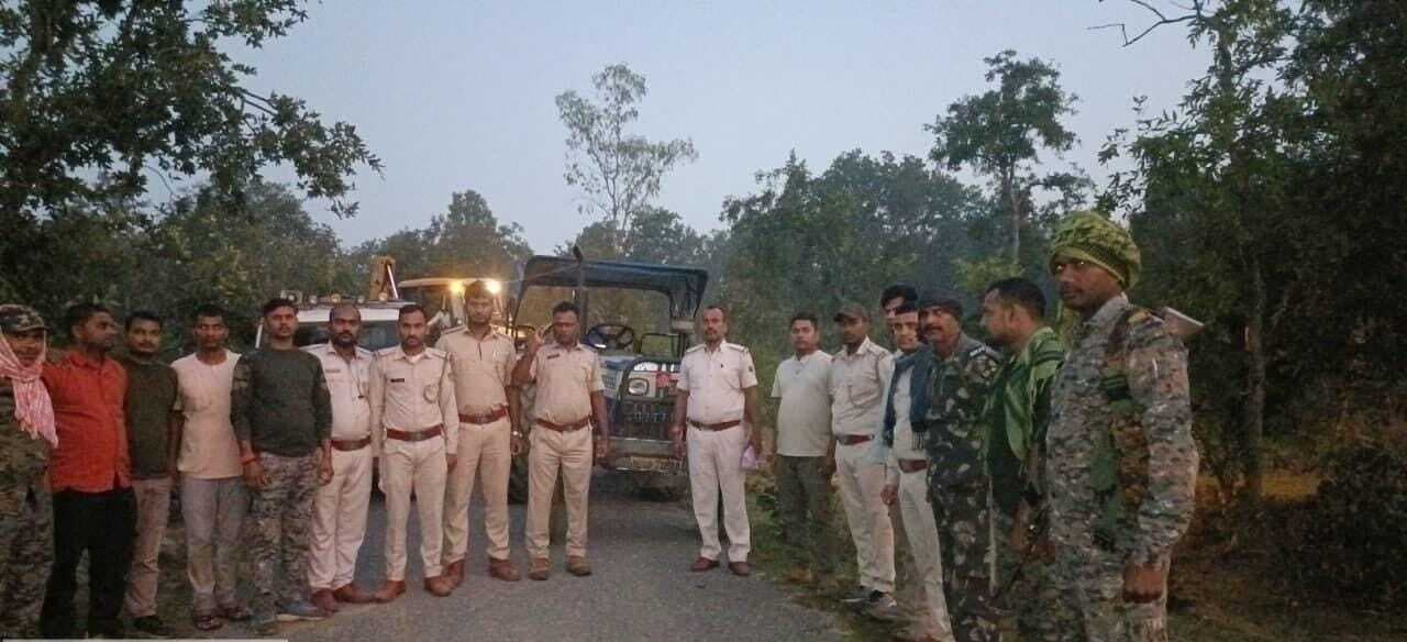 वन विभाग ने लकड़ी लदे एक ट्रैक्टर को किया जब्त