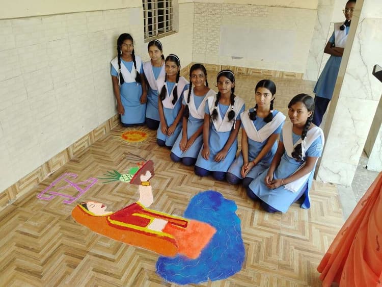 Deoghar news : लीलानंद पागलबाबा उच्च विद्यापीठ में छात्र-छात्राओं ने रंगोली व पेंटिंग में दिखायी प्रतिभा