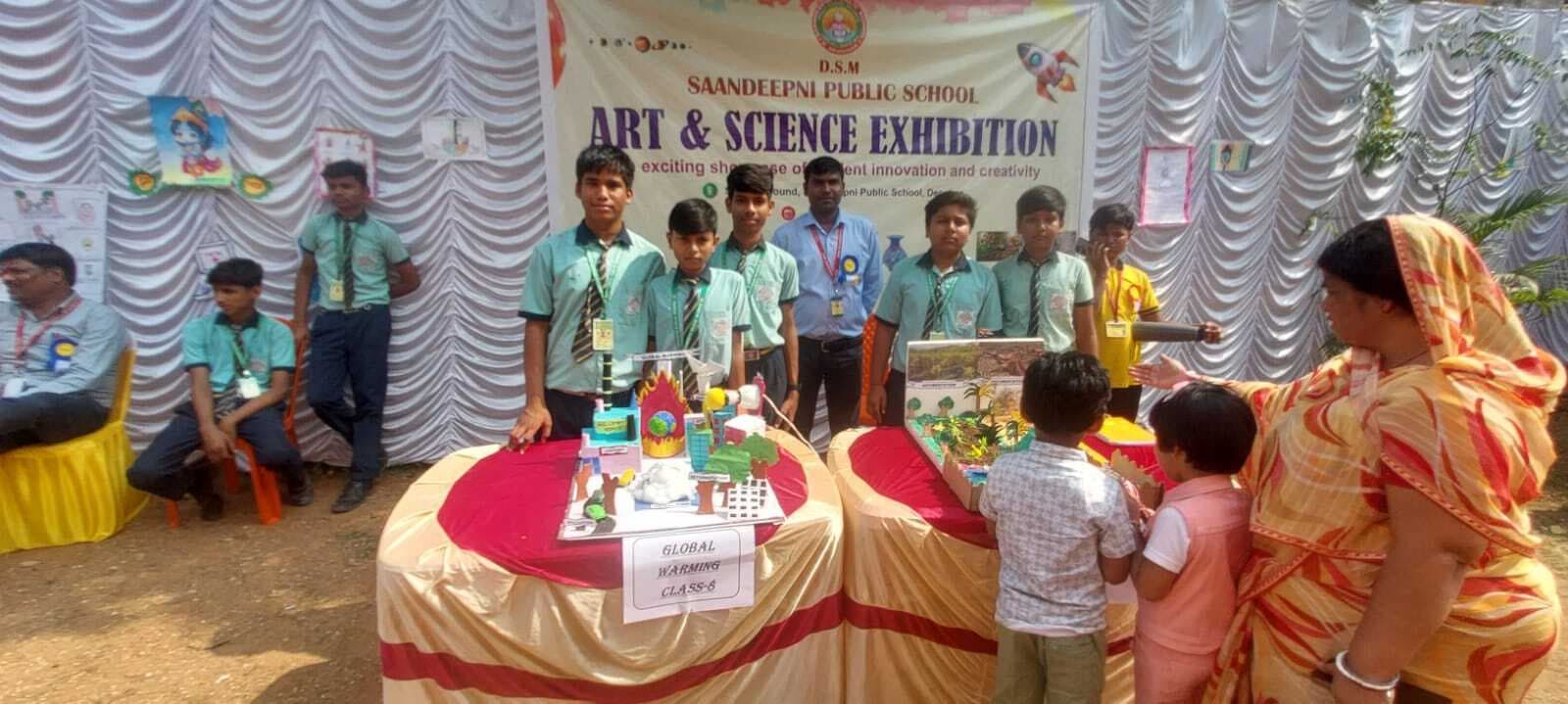 Deoghar news : विद्यार्थियों की वैज्ञानिक सोच और कलात्मक मॉडल को सराहा