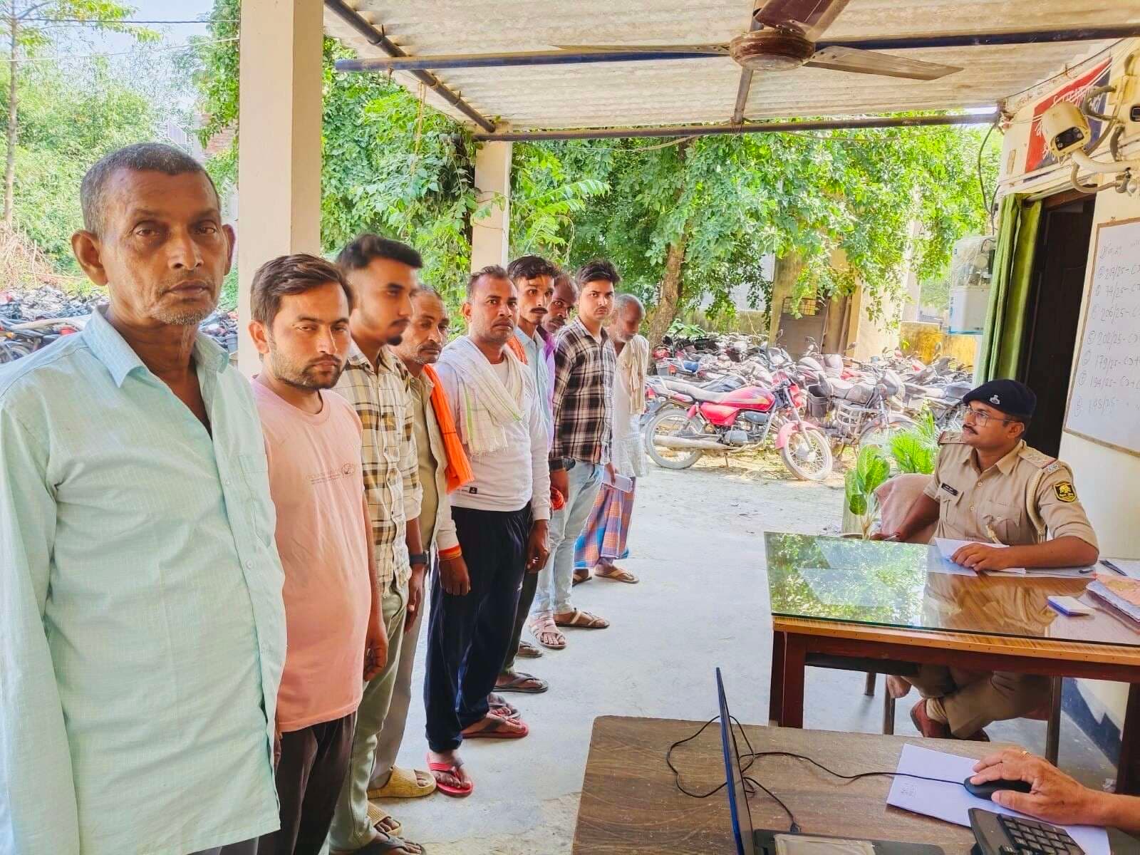 श्रीपुर थाने में गुंडा परेड में असामाजिक तत्वों को दी गयी सख्त हिदायत