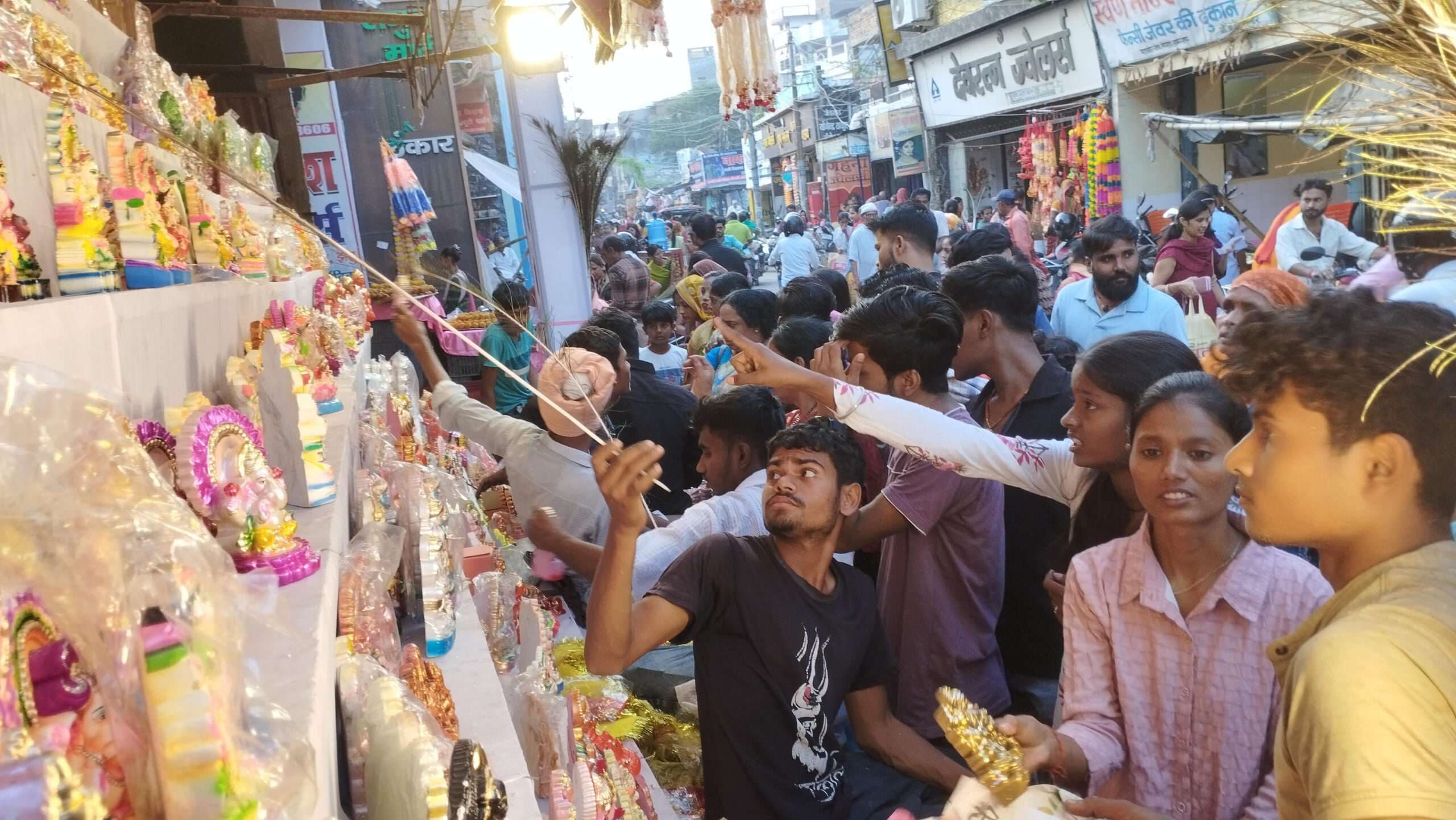 Samastipur News:दीपावली की रौनक से गुलजार हुआ रोसड़ा बाजार