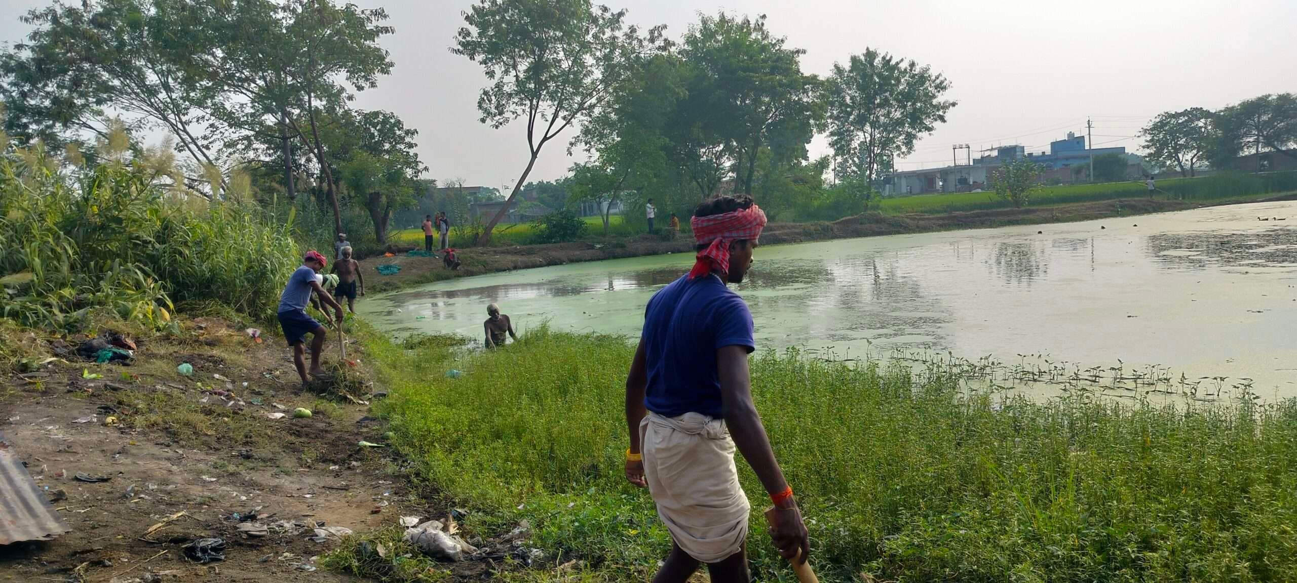 महापर्व छठ को लेकर गरीब नगर तालाब की करायी गयी साफ-सफाई
