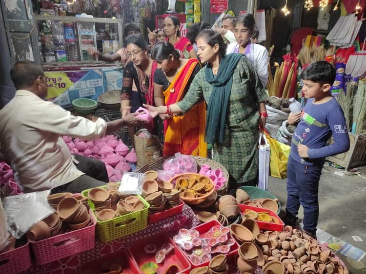 hajipur news. बाजारों में बिक रही चाइनीज लाइट्स ने छीनी कुम्हारों की दीपावली